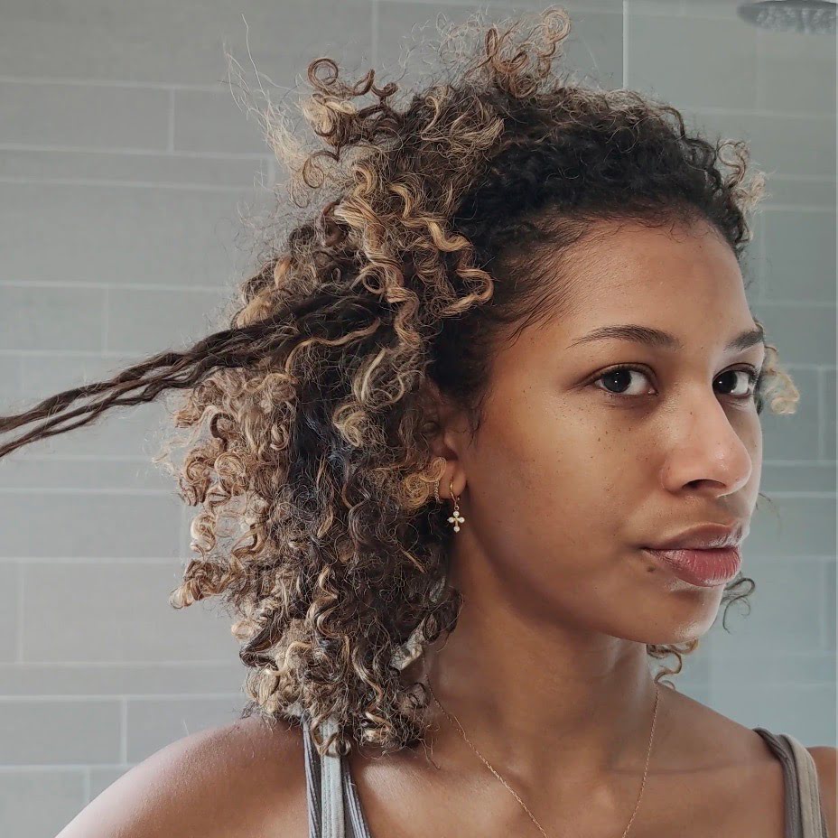 How to Combat Dandruff and a Dry Scalp